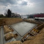 Budowa domu jednorodzinnego Trojanowice - widok ogólny budowy z wylaną płytą fundamentową