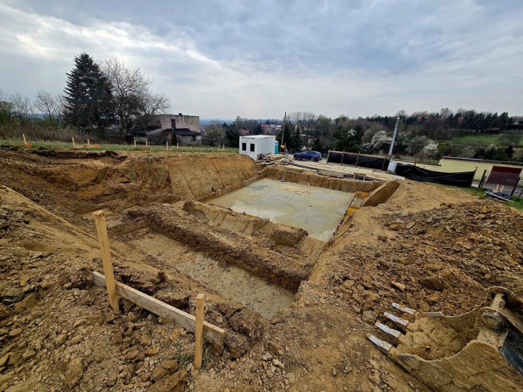 Budowa domu jednorodzinnego Trojanowice - wykop pod piwnice z lawa fundamentowa