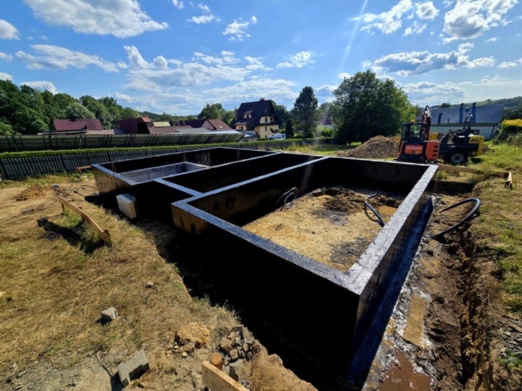 Budowa domu jednorodzinnego Radziszów - ściany fundamentowe z izolacją przeciwwilgociową