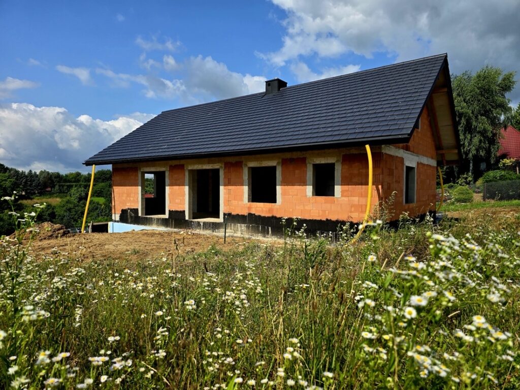 Budowa domu jednorodzinnego z garażem w piwnicy Trojanowice - stan surowy zamknięty, dach pokryty dachówką
