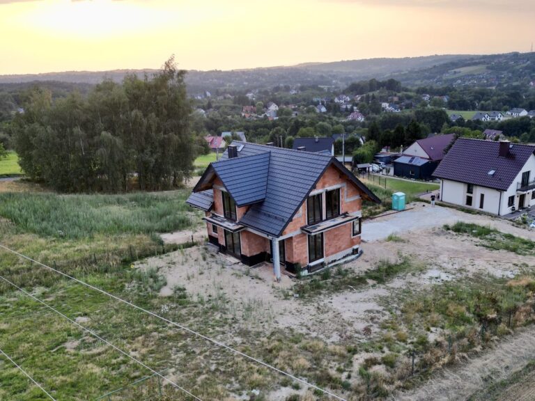 Raciborsko - dom jednorodzinny z lotu ptaka - dach z dachówki, okna i drzwi zamontowane, przed elewacją