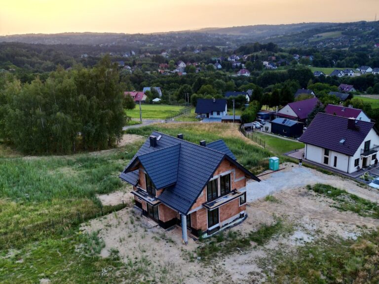 Raciborsko - widok z drona na dom jednorodzinny na tle panoramy okolic Wieliczki - stan surowy zamknięty