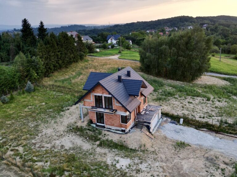 Raciborsko - dom jednorodzinny z drona - dach z dachówki, taras nad garażem i utwardzony wjazd