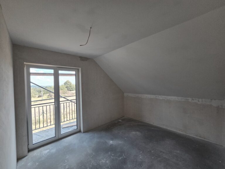 Raciborsko - pokój na poddaszu - zabudowa skosów płytami gipsowo-kartonowymi, wyjście na balkon