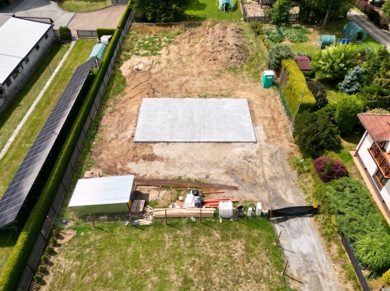 Budowa domu jednorodzinnego Radziszów - płyta fundamentowa i zaplecze budowy, widok z góry z drona
